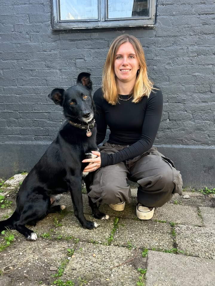 Faye met haar hond Rey na begeleiding met de Leidy-methode