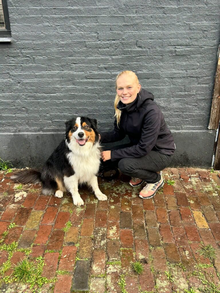 Laura met haar Australian Shepherd Boaz