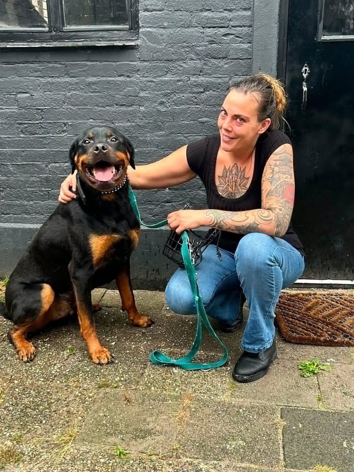 Nikki met haar Rottweiler Brutus na begeleiding met de Leidy-methode